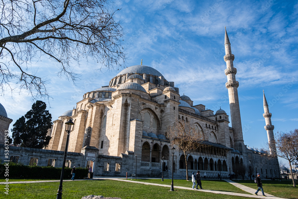 Mezquita de Solimán, Estambul, Turquía, con cielo azul.