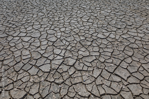 Ausgetrocknetes Flussbett nach einer lange Dürre im Klimawandel