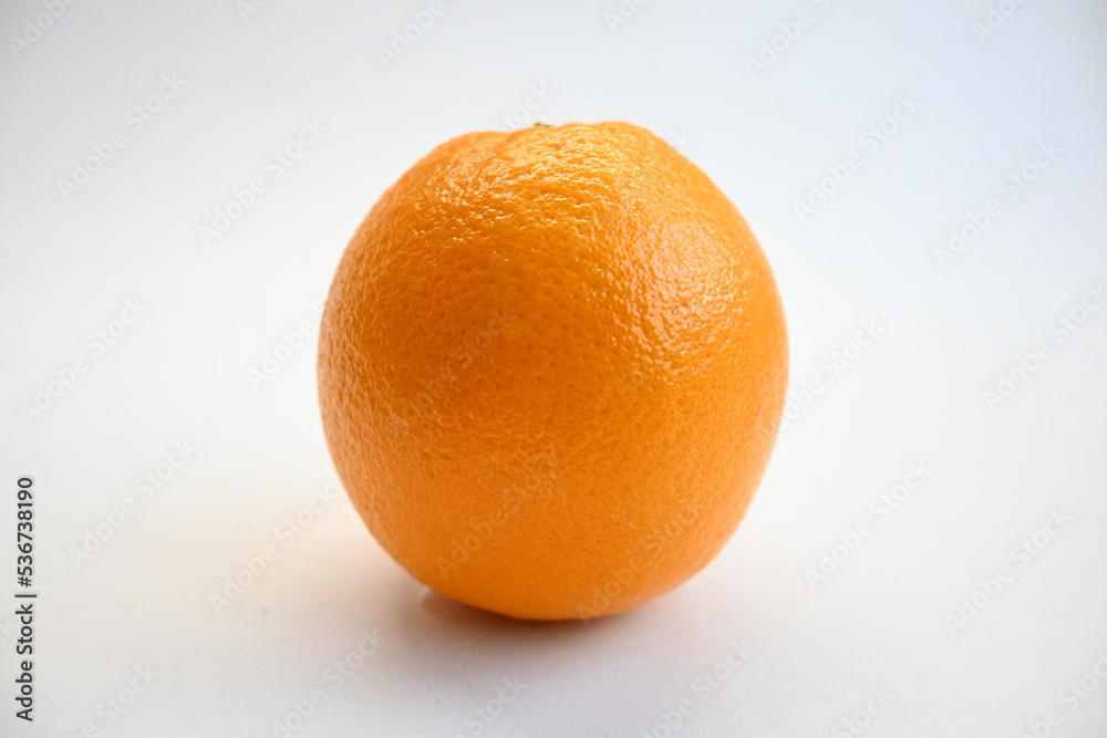 Fondo con textura y detalle de naranja con fondo de tonos blancos Fondo con textura y detalle de naranja con fondo de tonos blancos