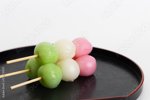 お皿に盛りつけられた三色団子