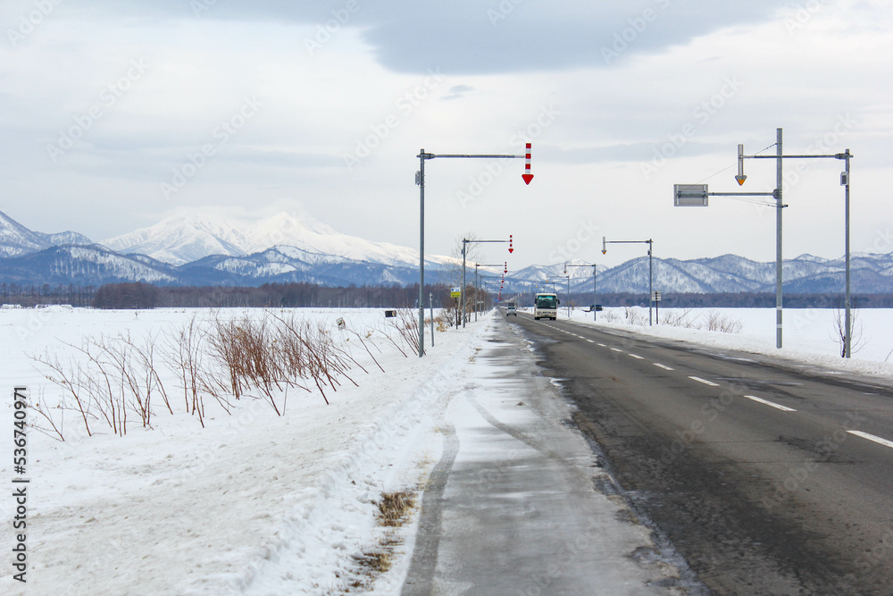 地平線まで続く北海道の道路 地平線まで続く北海道の道路