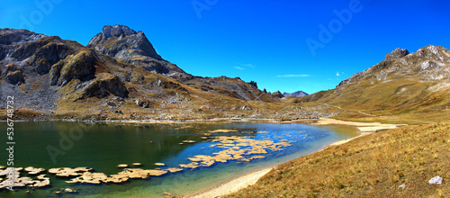 vue panoramique du lac rond au sommet des cerces, en Savoie, sous un ciel bleu