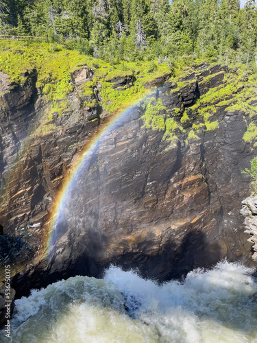 Regenbogen am Hällingsåfallet am Vildmarksvägen im Jämtland, Schweden 