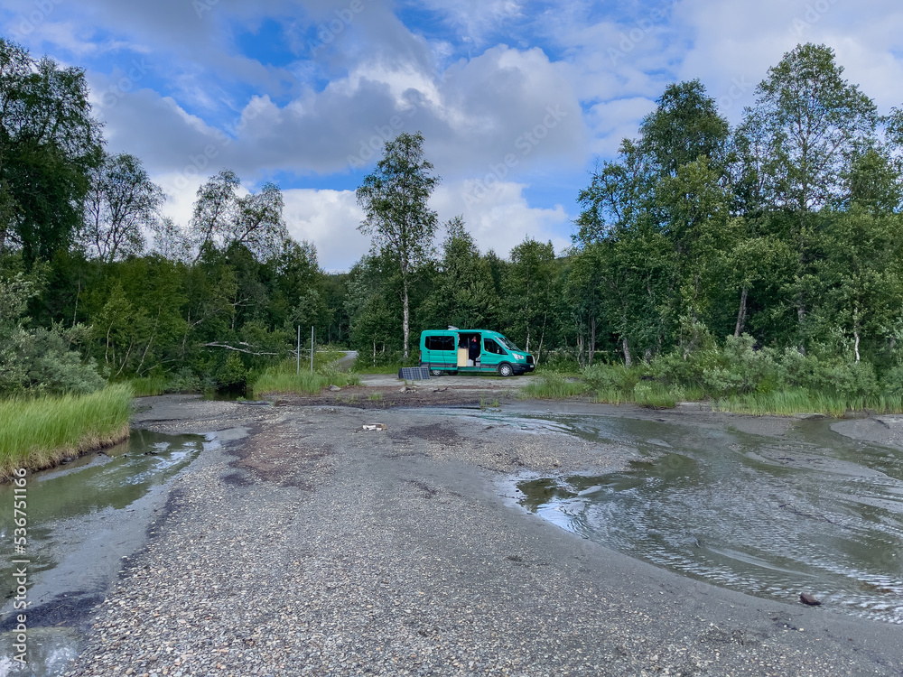 Pause am See Leipigvattnet am Vildmarksvägen , Jämtland, Schweden