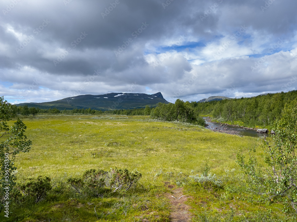 Lanschaft am Klimpfjäll nahe der 7 forsar mit Blick auf Berg und Fluss am Vildmarksvägen, Lappland, Västerbotten, Schweden