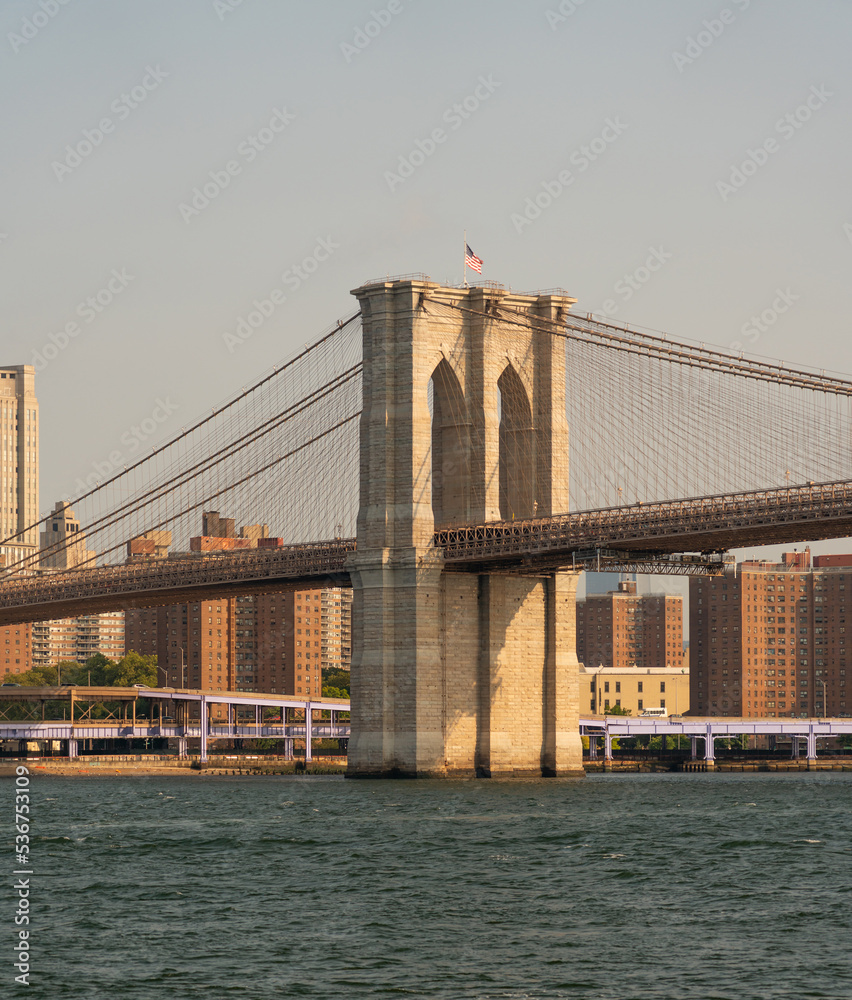 Obraz premium Brooklyn Bridge with Manhattan skyscrapers in the background overlooking the East River