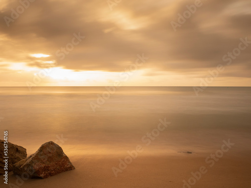 Amanecer suave y con tonos cálidos en una playa de Alicante.