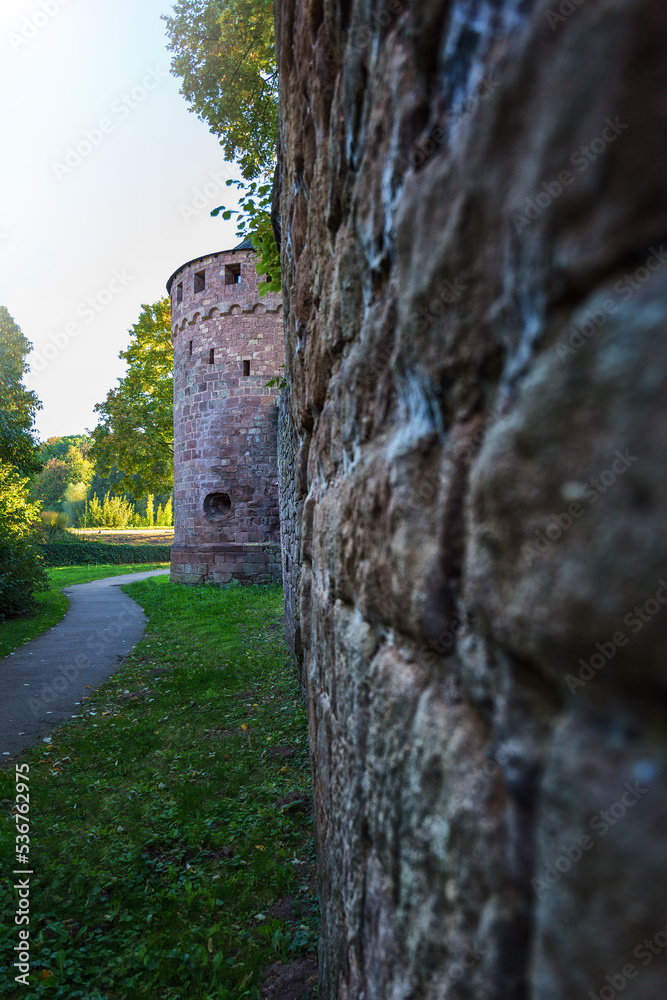Burg Kerpen mit dem wunderschönen Rundturm der Ruine im Sommer bei blauem Himmel 