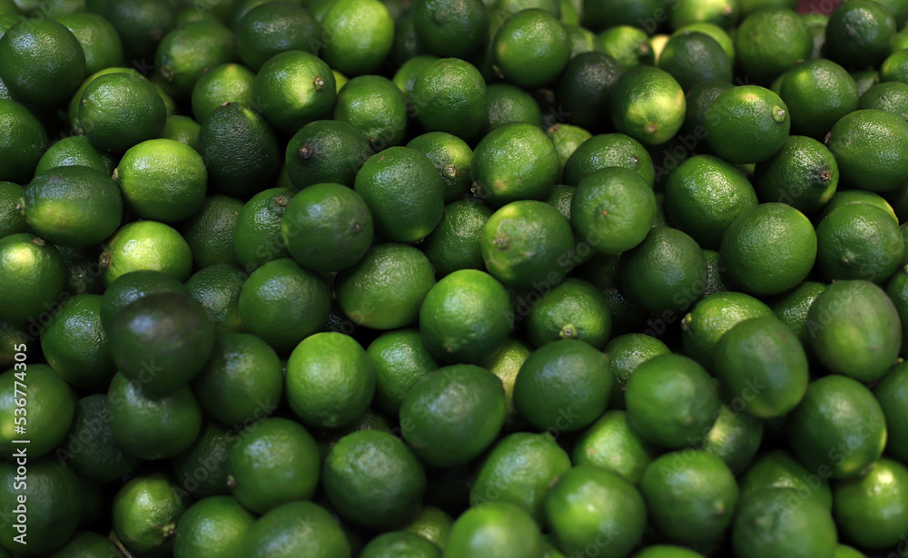 grupo de fruto de lima en mercado para su venta