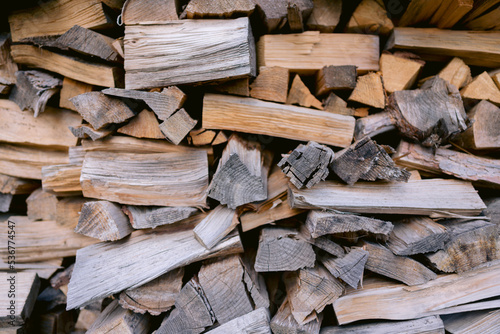 Feuerholz gestapelt für die Energiekrise 