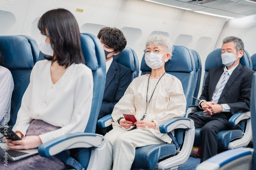 Obraz premium 飛行機の機内で過ごす乗客