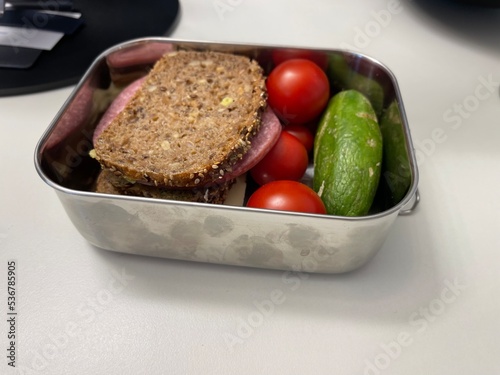 Gesunde Brotdose mit Stulle und Gemüse