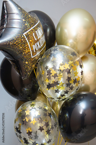 black and gold birthday balloons, a set of helium balloons, the inscription on the balloon "Happy Birthday"