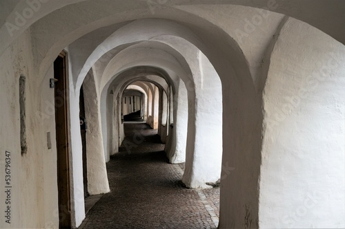 Mittelalterliche Laubengänge in Glurns im Vinschgau, Südtirol