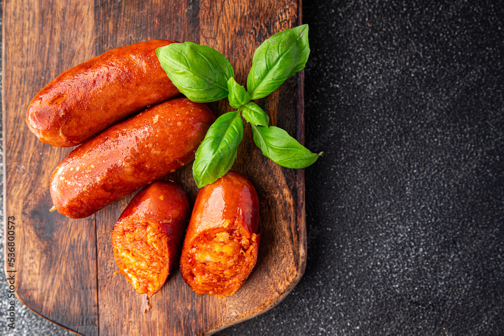 Φωτογραφία chorizo ​​sausages spicy sausage delicious snack meal food snack on the table co