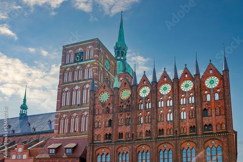 Rathaus (rechts) mit Schaufassade, dahinter die Nikolaikirche, Meklenburg-Vorpommern, Deutschland, Europa