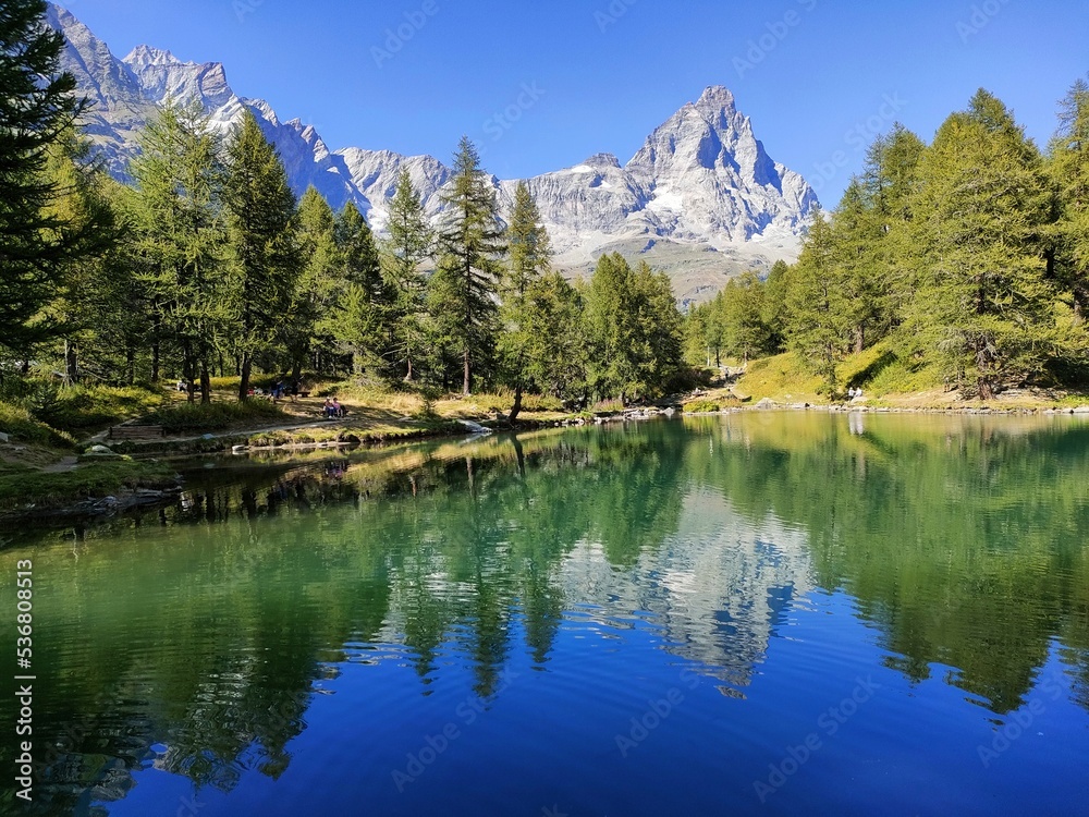 il riflesso del monte cervino e del cielo sereno nel lago blu