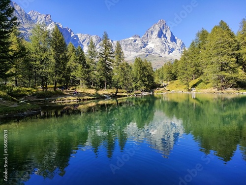 il riflesso del monte cervino e del cielo sereno nel lago blu