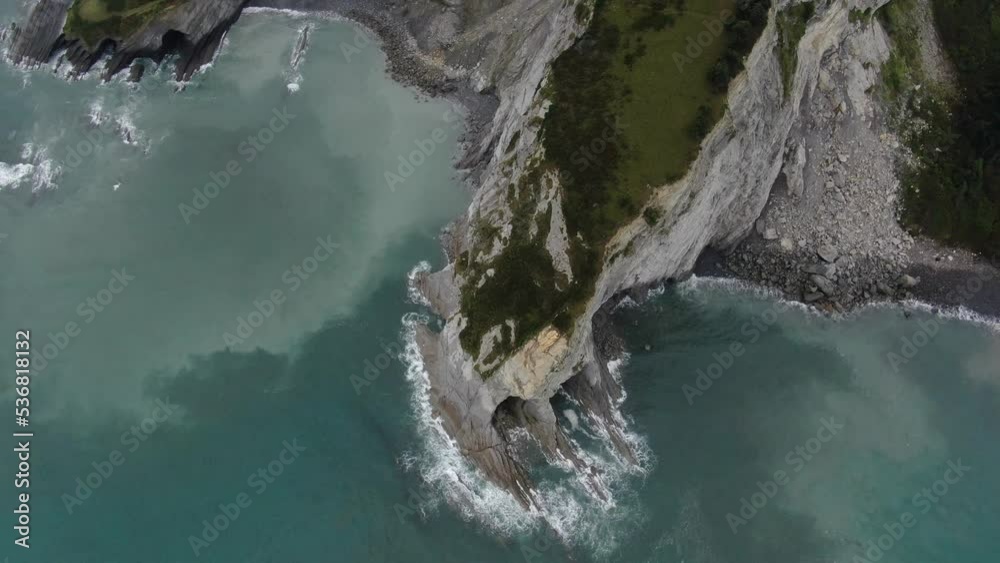 Drone - vue aérienne - Nature belle falaise surplombant océan atlantique en Espagne à Mendatagaina sans aucune personne en marée basse de jour