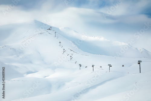 Obraz na płótnie Minimalistic ski resort view with chairlift w salonie