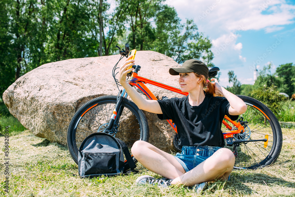 Obraz premium Young attractive woman is resting after bicycle ride. Active lifestyle, sports