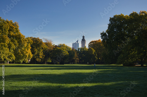 Wiese im Park mit Blick auf den Turm Neues Rathaus und Hochhaus Strombörse, Börse, Johanna Park, Leipzig, Sachsen, Deutschland