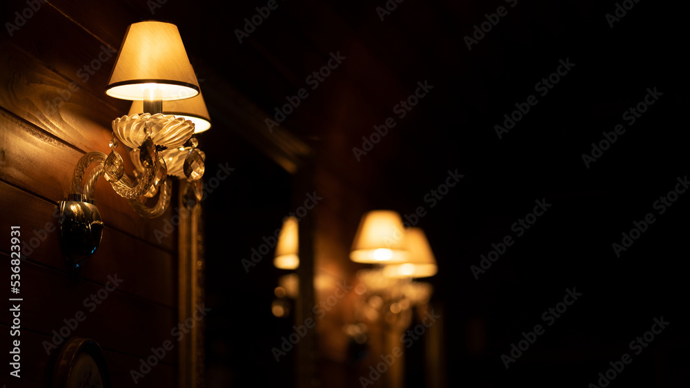 candeeiros antigos num bar mal iluminado à noite