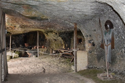 Reconstitution d'une maison troglodyte à la Roque Saint-Christophe, en Dordogne photo