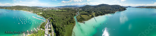Foto Klagenfurt Lake in summer season from drone, Austria