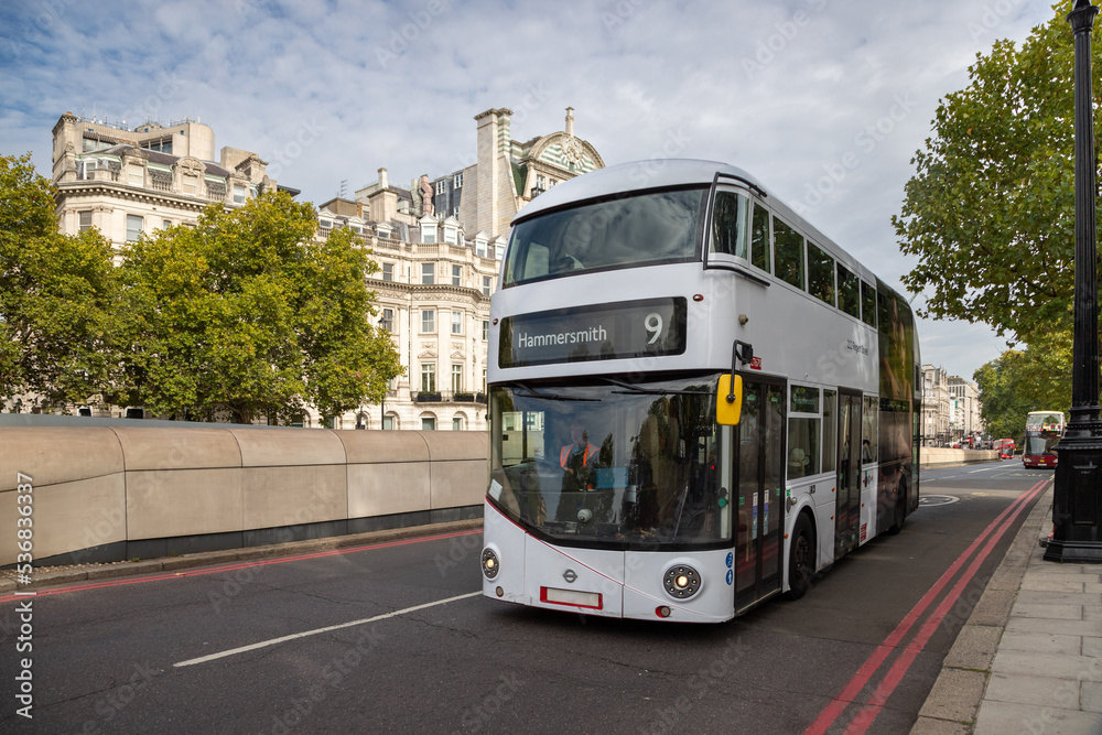 Fototapeta premium Bus in London Mayfair