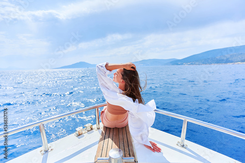 Cuadro en lienzo Free carefree inspired rich traveler girl enjoys relaxing vacation on a luxury w