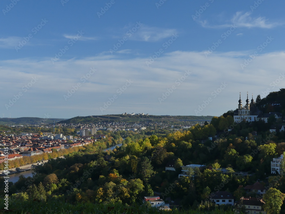 Blick auf Würzburg und den Main mit der Wallfahrtskirche Käppele, Deutschland