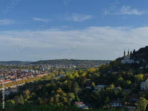 Blick auf Würzburg und den Main mit der Wallfahrtskirche Käppele, Deutschland