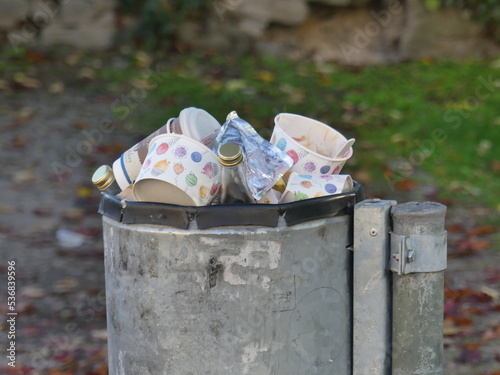 Überfüllter Mülleimer