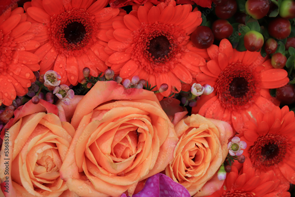Fototapeta premium Orange and pink flower arrangement for a wedding
