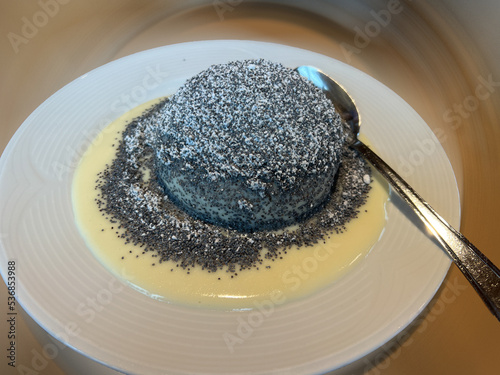 Germknödel, Teller, Vanillesauce, essen, Mehlspeise, süß, Süßspeise, Mohn, Pflaumenmus, Österreich, Gericht