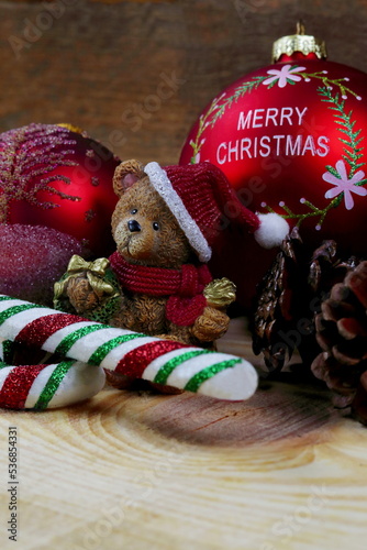 Orsacchiotto con decorazioni natalizie