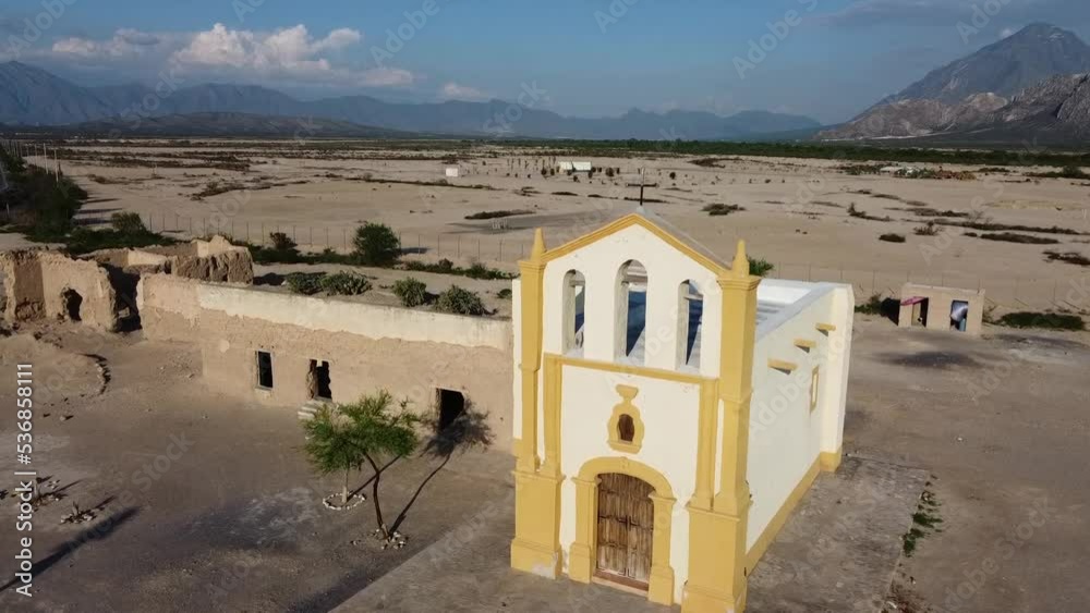 iglesia abandonada en medio del desierto con diferente angulo