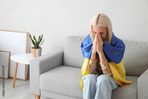 Mature woman with flag of U...