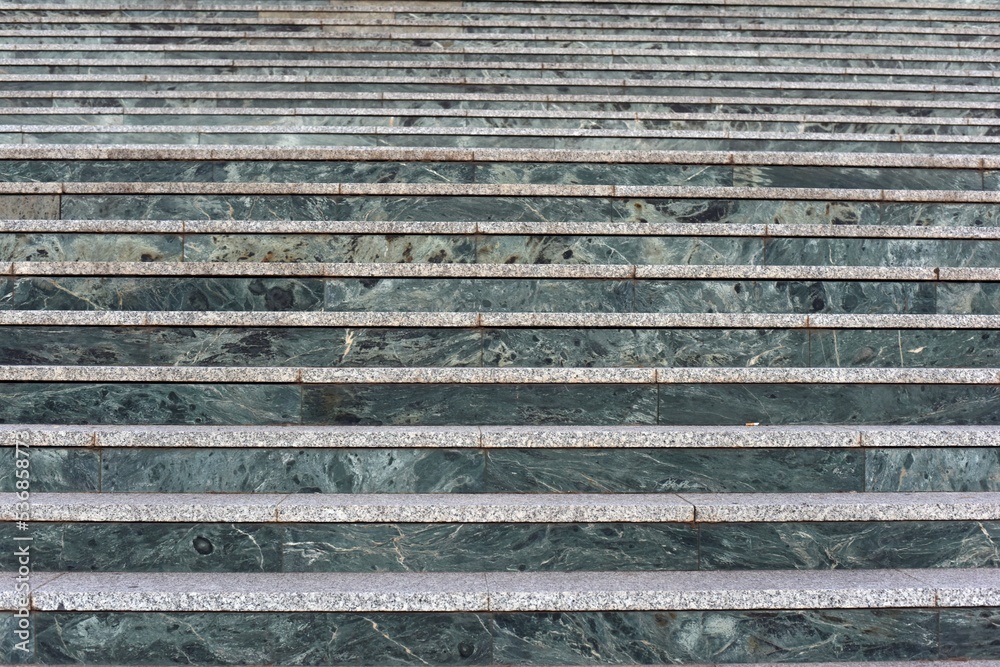 detalle de una escalinata hecha con mármol verde