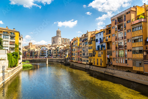 Colorful houses in Girona © Sergii Figurnyi