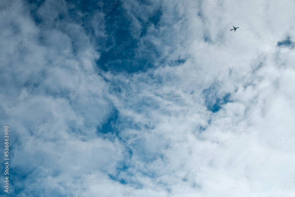 秋の空と雲と飛行機