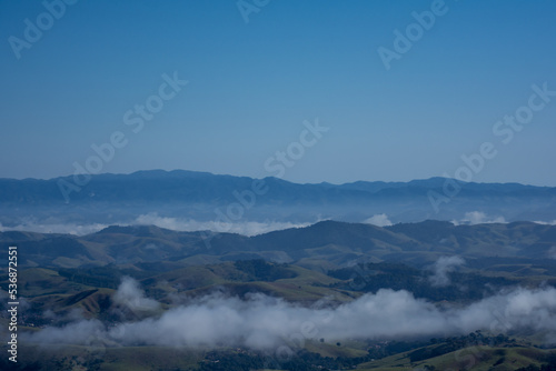 Amanhecer entre vale de montanhas