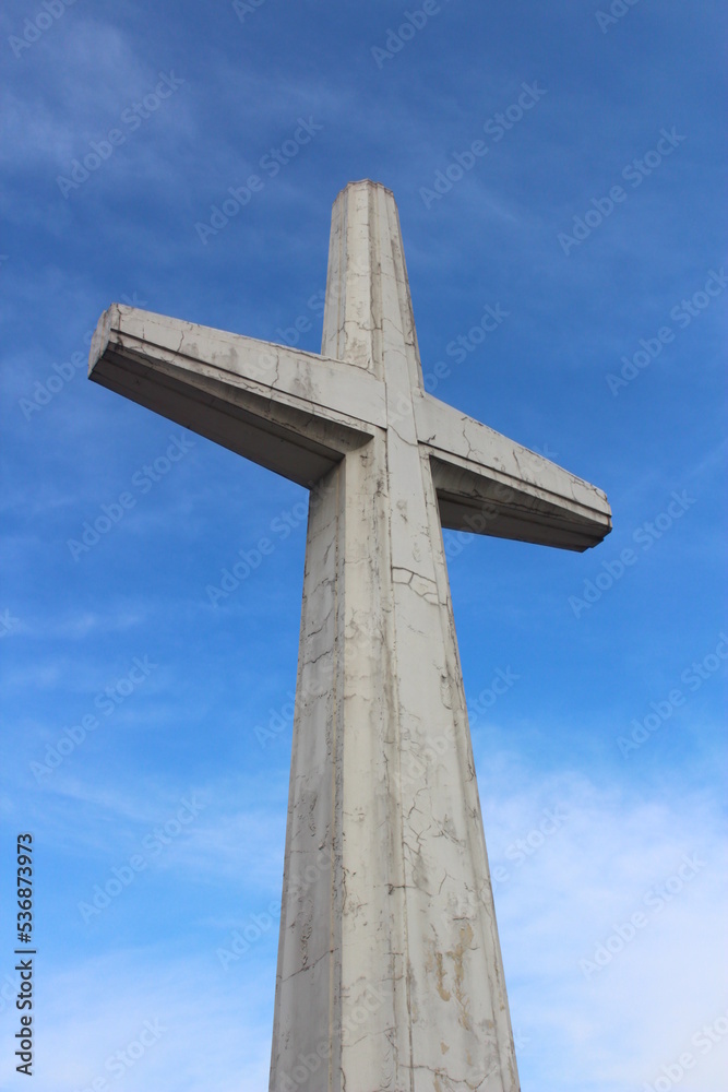Cruz de Piedra con cielo azul - Vertical