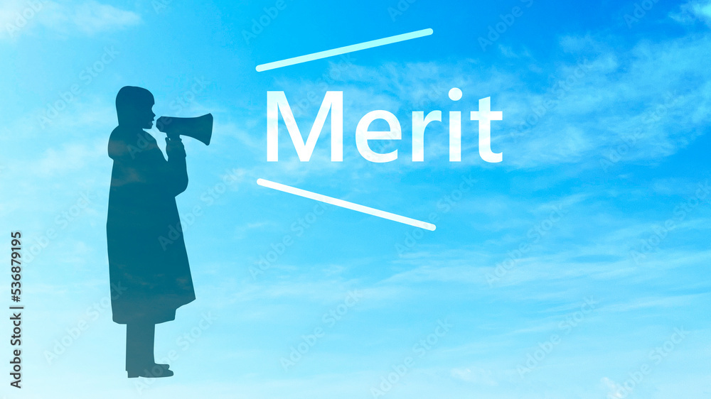 拡声器を持って話す女性のシルエットとMeritの文字_青空背景 拡声器を持って話す女性のシルエットとMeritの文字_青空背景