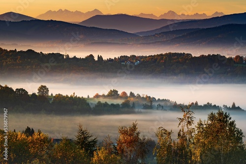 Jesienny widok na Tatry i Luboń Wielki z parku w Mogilanach
