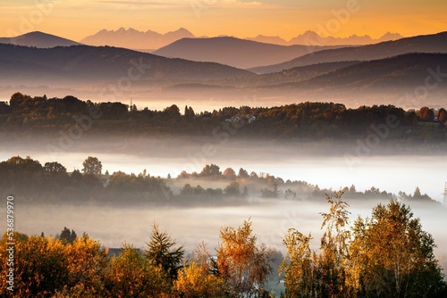 Fototapeta Naklejka Na Ścianę i Meble -  Jesienny widok na Tatry i Luboń Wielki z parku w Mogilanach