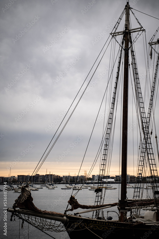 Obraz premium sailboat at sunset