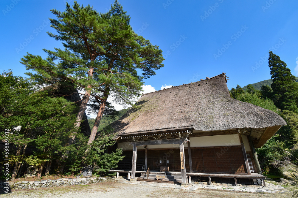 Obraz premium 白川郷荻町合掌造り集落の明善寺