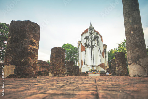 Obraz na płótnie The big buddha Phra Attharot at Wat Viharn Thong in Phitsanulok, Thailand. w salonie